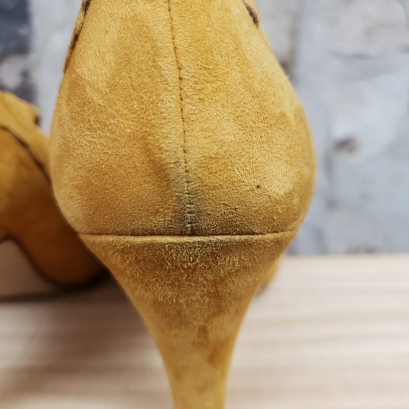 Anthro Lucky Penny 38 Suede Cut Out Yellow Heels. - Picture 4 of 16